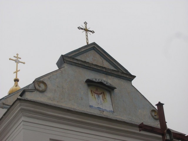 На фронтоні церкви розміщена ікона. Фото Сергія Наумука.